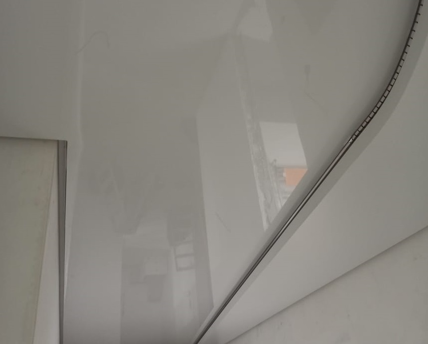 Пример глянцевого натяжного потолка в кухню