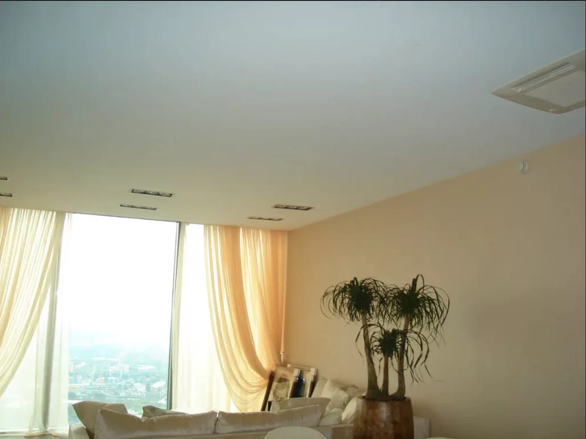 Пример матового натяжного потолка в гостинную