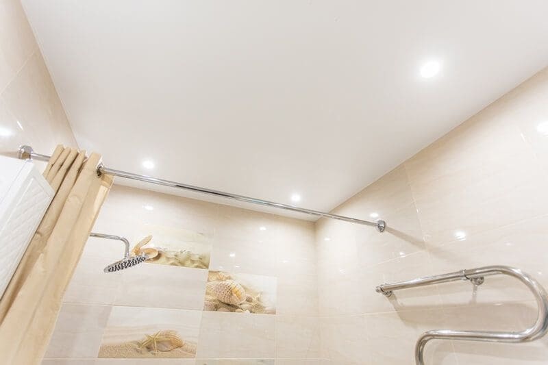 Пример сатинового натяжного потолка в ванную