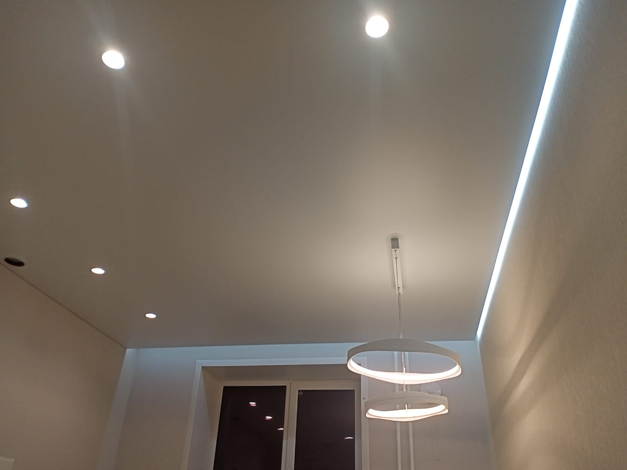 Пример натяжного потолка с подсветкой в спальню