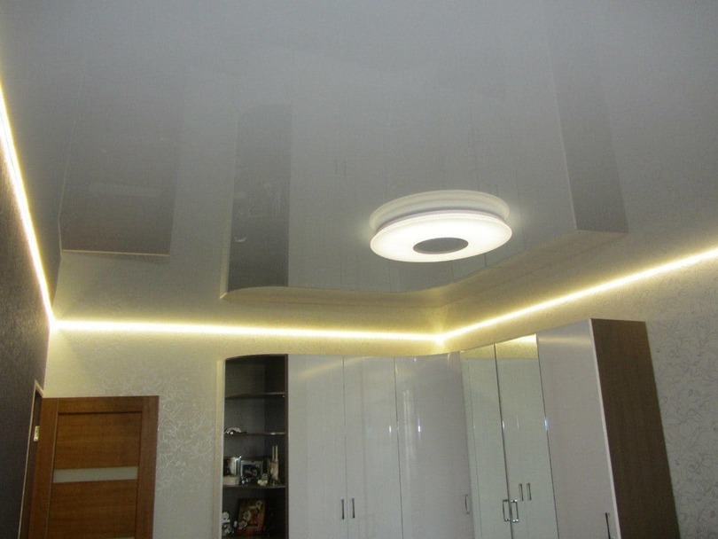 Пример натяжного потолка с подсветкой в гостинную