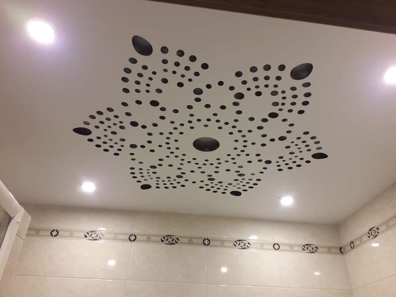 Пример резного натяжного потолка в ванную