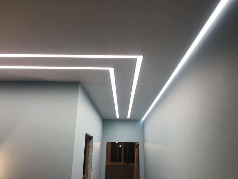 Потолок со световыми линиями в коридор 9 м2